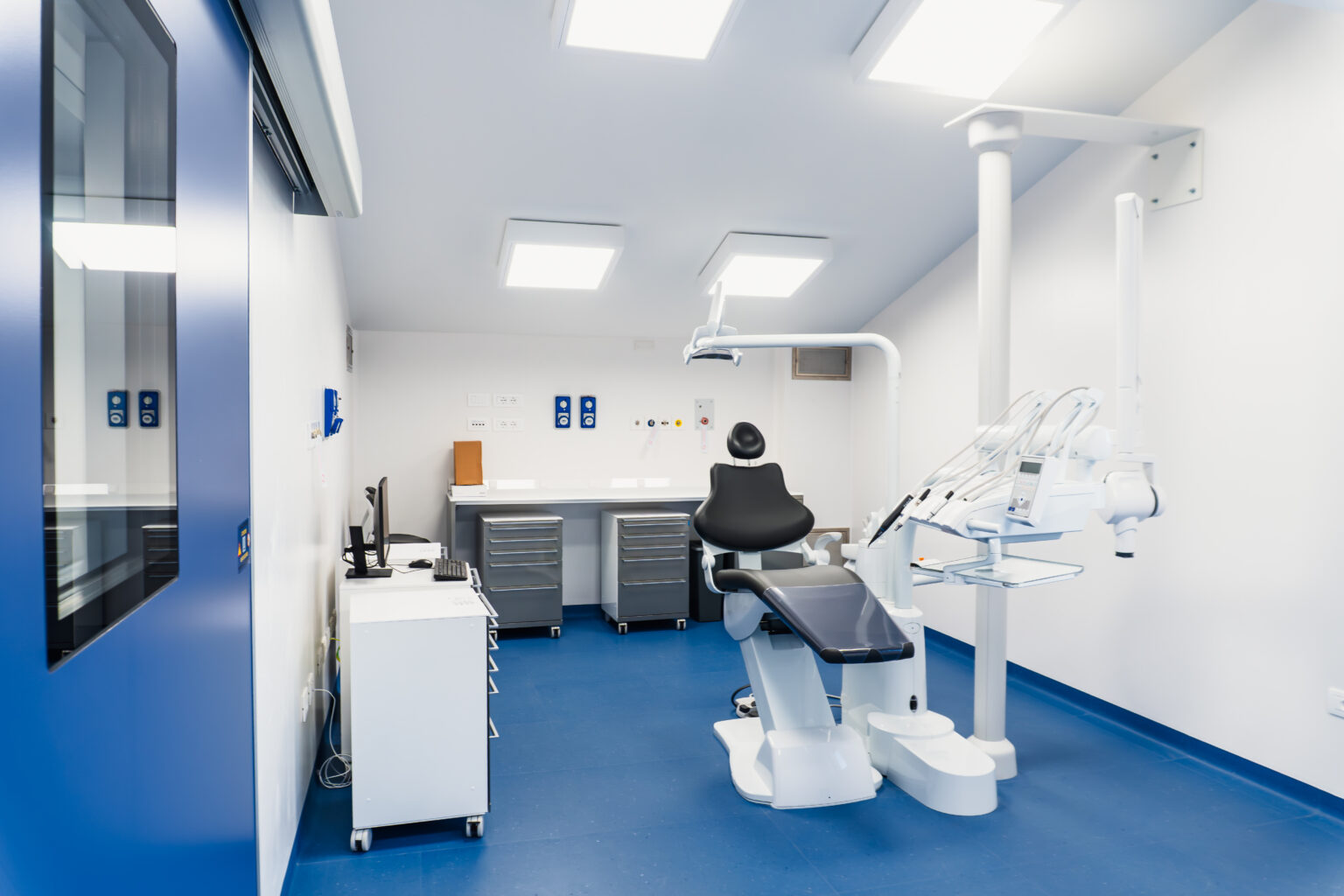 Tommaso Grandi Dental Clinic Blocco chirurgico: Ambulatorio odontoiatrico con attrezzature da sala operatoria