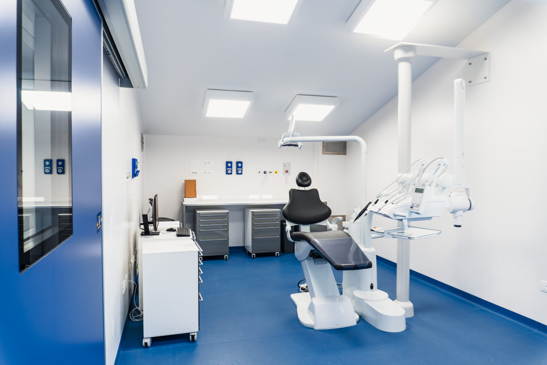 Tommaso Grandi Dental Clinic Blocco chirurgico: Ambulatorio odontoiatrico con attrezzature da sala operatoria